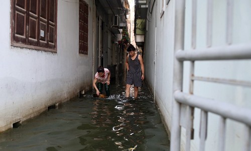 Cận cảnh người dân Hà Nội khổ sở sống chung cùng nước thối