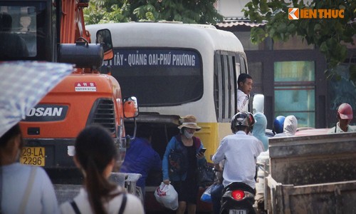 Ảnh: Xe bus “dù” đại náo Hà Nội thách thức lực lượng chức năng