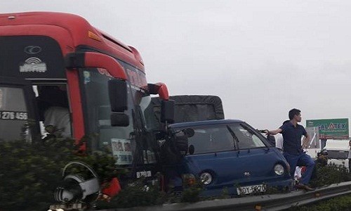 Ô tô đâm nhau liên hoàn trên cao tốc Pháp Vân - Cầu Giẽ