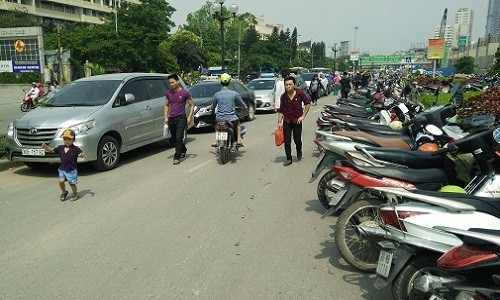 Đi chơi 30/4: Gửi xe vào Thủ Lệ bị “chặt chém” trước mặt công an