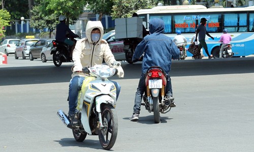 Ảnh: Nắng nóng thiêu đốt ở Hà Nội khiến đàn ông phải làm việc này