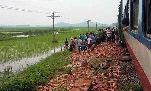 Ảnh: Hiện trường tàu hỏa đâm ô tô chở gạch làm một người tử vong