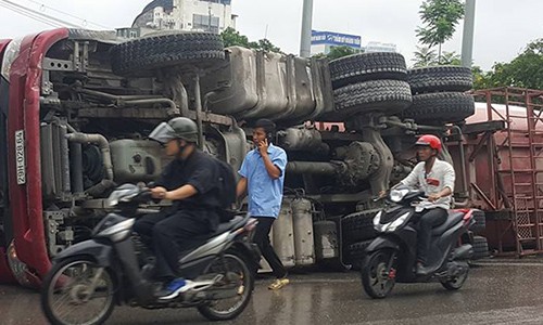 Kinh hoàng xe bồn trộn bê tông lật giữa đường Hà Nội