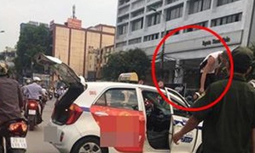 Bị CSGT "tuýt còi", tài xế taxi leo lên nóc xe ăn vạ