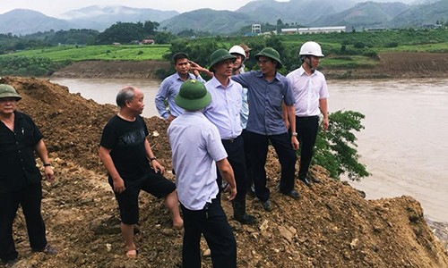 Thứ trưởng Bộ GTVT đến hiện trường sạt lở vùi lấp đoàn tàu