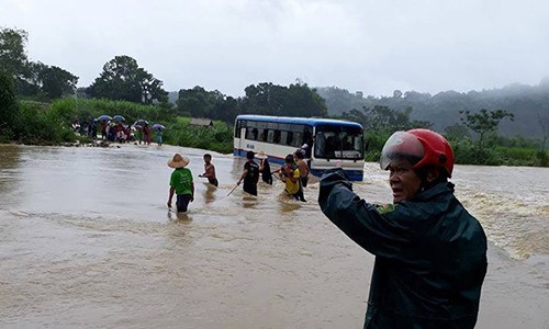 Nghẹt thở phút buộc dây thừng vào gốc tre cứu 47 học sinh giữa nước lũ