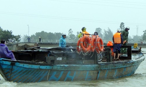 Miền trung chìm trong mưa lũ, giao thông tê liệt...