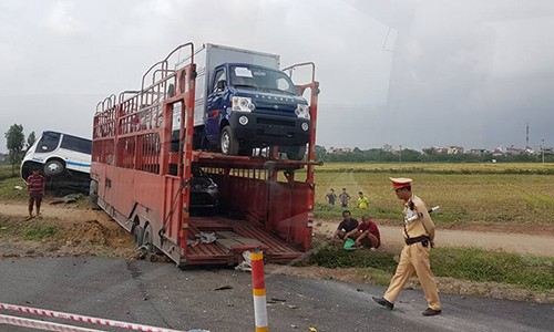 Hà Nội: Đường cao tốc Pháp Vân - Cầu Giẽ ùn tắc kéo dài sau TNGT