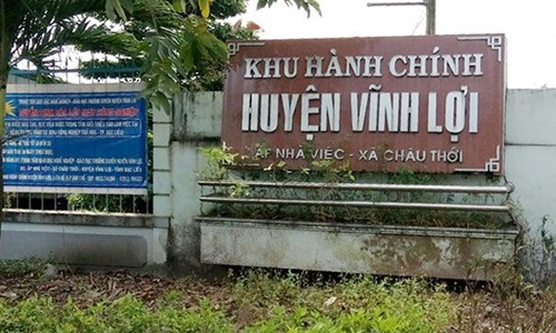 Một phó văn phòng nằm bên vũng máu bê bết