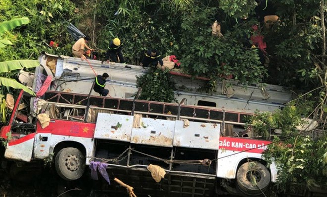 Tạm giữ tài xế lái xe khách lao xuống vực ở Cao Bằng