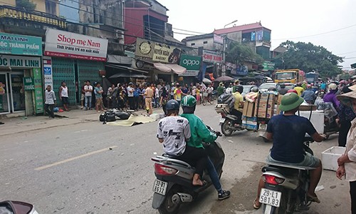 Bị xe container cuốn vào gầm, người đàn ông mặc áo Grab chết thảm