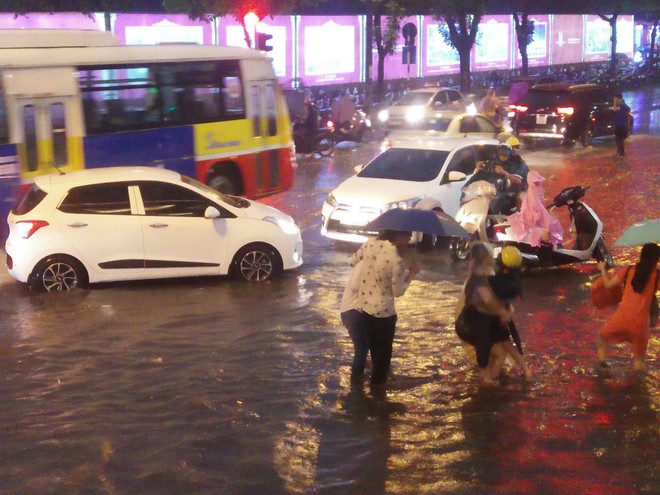 Hà Nội: Giao thông hỗn loạn vì mưa lớn