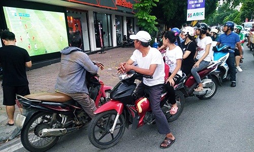 Xúc động người hâm mộ đứng đường theo dõi U23 Việt Nam - U23 UAE