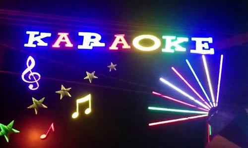 Bị chủ quán karaoke đánh chết vì hỏi “có gái không“