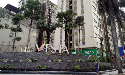 Nước bể phốt tràn chung cư The Vesta: BQL nói người dân xả thải tắc đường ống?