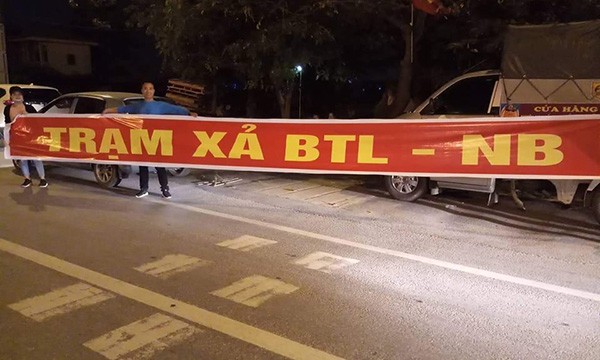 Tài xế “cắm chốt” ở BOT Bắc Thăng Long - Nội Bài thu phí “hộ“