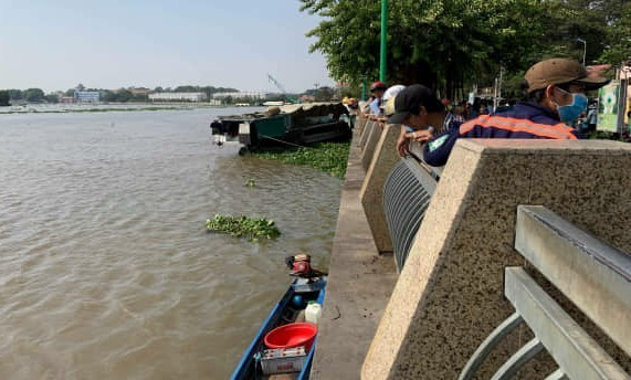 Thi thể nữ giới nghi bị sát hại trôi trên sông Sài Gòn