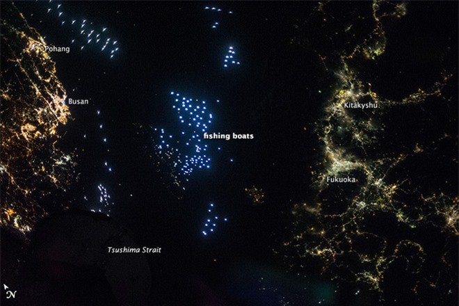 Phát hiện ra ánh sáng lạ trong livestream từ trạm ISS... có phải UFO?