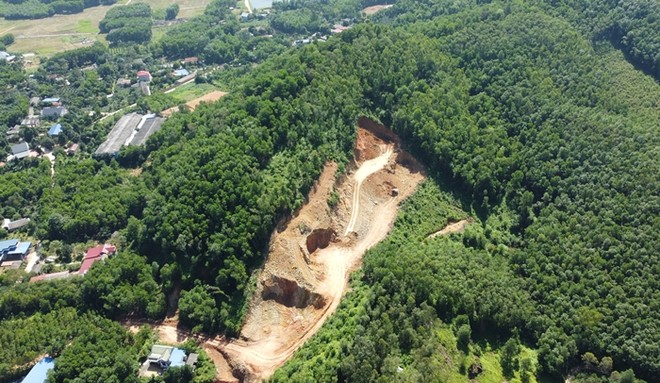 Bài 4 - “Đất tặc” ngang nhiên xẻ đồi, khoét núi ở xã Thành Công, Thái Nguyên: “Cần xử lý nghiêm“