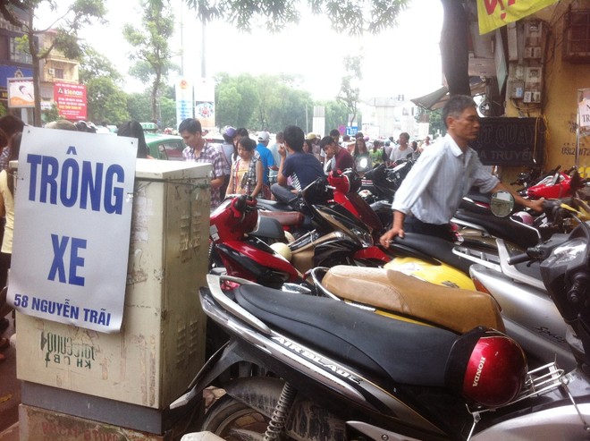 “Ăn theo” Royal City, dịch vụ trông xe vung tay “chặt chém"