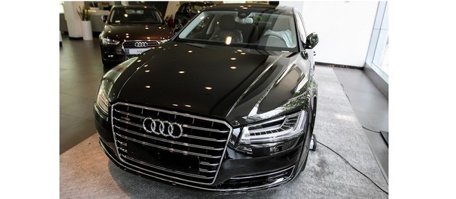 Audi A8L 2014 đèn “ma trận” bất ngờ về Việt Nam