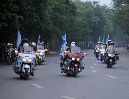 Mãn nhãn với dàn moto "khủng" dạo quanh hồ Hoàn Kiếm