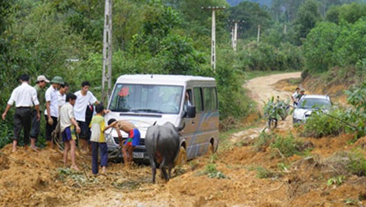 “Ô tô về làng” và những chuyện “cười ra nước mắt“