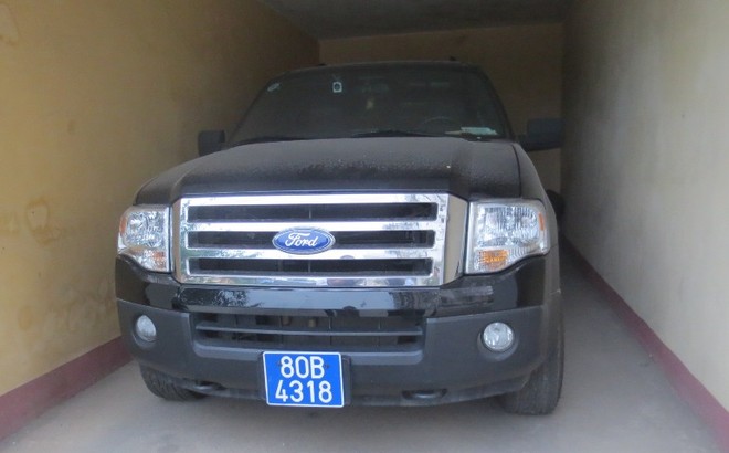 Cận cảnh xe khủng Ford Expedition của GĐ Công an Ninh Bình