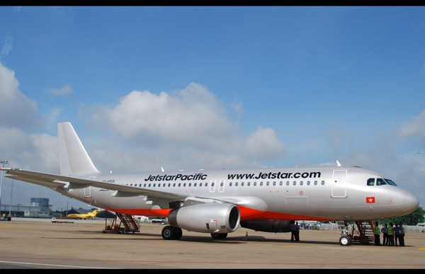 Máy bay Jetstar Pacific lại va vào chim 