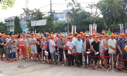 Hàng trăm người chen chúc xếp hàng mua vé giảm giá Jetstar