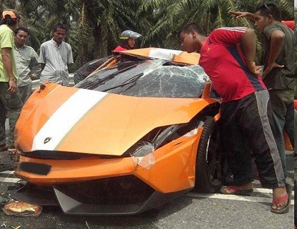 Siêu xe Lamborghini gặp tai nạn vỡ tan nát tại Malaysia