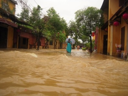 Mưa lớn, xả lũ, Hội An chìm trong biển nước