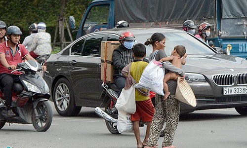 TPHCM: Cái bang tái xuất, bắt trẻ cởi trần, phơi nắng xin tiền