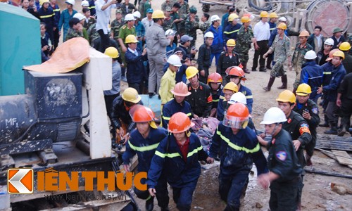 16h36: Thông hầm, các nạn nhân đang được đưa ra ngoài