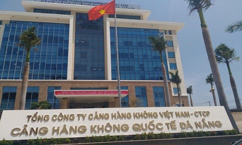 Đội trưởng an ninh sân bay lấy tài sản của khách