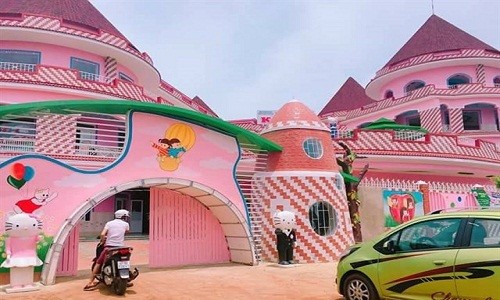 Trường mầm non nhuộm hồng Hello kitty toàn tập gây xôn xao