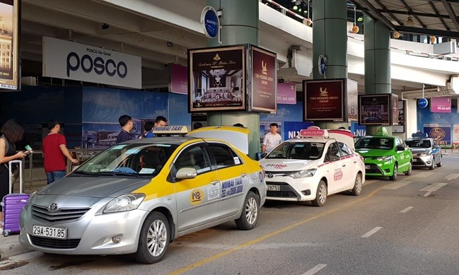 Nhân viên sân bay Nội Bài bị lái xe taxi cầm dao dọa đâm