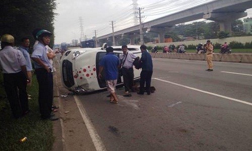 Đôi nam nữ khóc trong ô tô lật nhào ở Sài Gòn