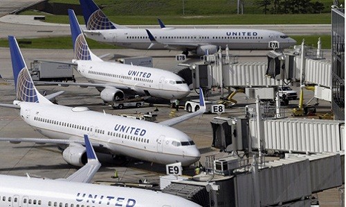 Sốc: United Airlines đưa cốc cho hành khách đi vệ sinh tại chỗ