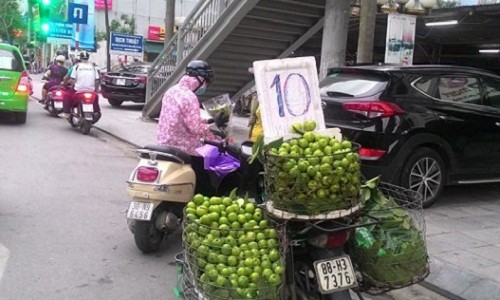 Khách dính đòn vì biển quảng cáo "lừa tình" của gánh hàng rong 