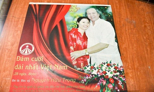 Đằng sau bức ảnh cưới: Vợ 28, chồng 80