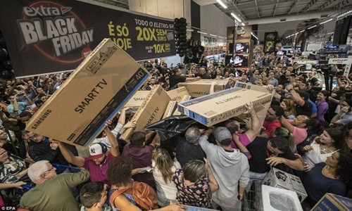 Cảnh săn tivi "điên cuồng" ngày Black Friday ở Mỹ