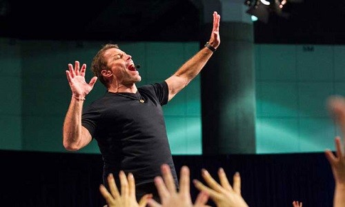 Một ngày làm việc của triệu phú Tony Robbins có gì khác biệt?