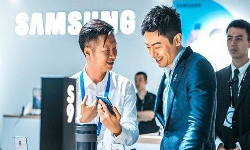 Smartphone Samsung sẽ bị sụt giá bán