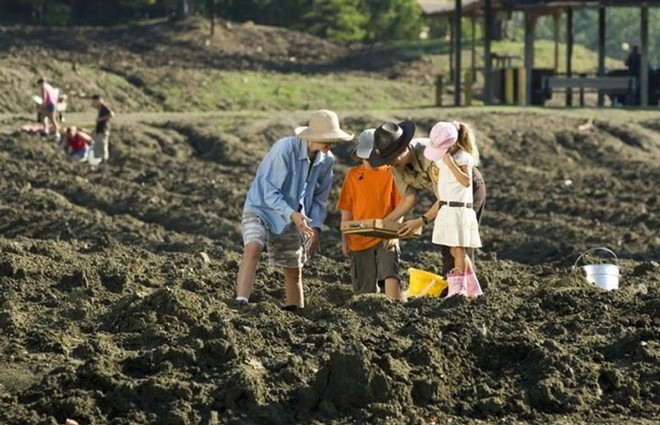 Công viên thoải mái nhặt kim cương...nhiều người đổi đời sau 1 đêm