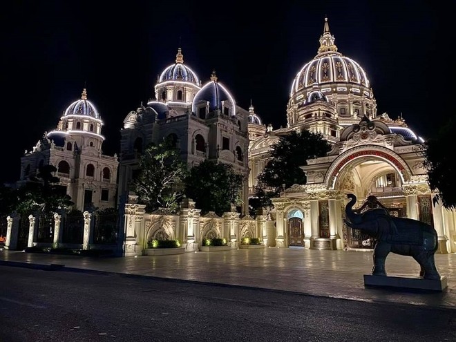 Lạc lối trong “cung điện dát vàng” lớn nhất Đông Nam Á của đại gia Ninh Bình