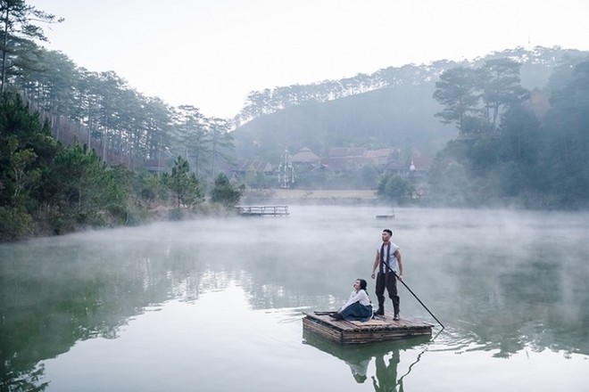 Ngôi làng cổ giữa rừng, hồ nước hình trái tim hút hồn du khách