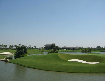 Cận cảnh sân golf hút tiền ở Việt Nam