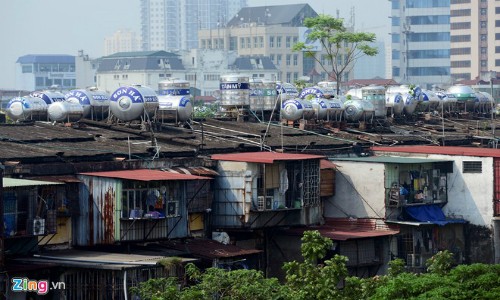 “Bom tấn” chi chít trên nóc nhà tập thể Hà Nội