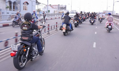 60 môtô Harley-Davidson diễu hành rầm rộ ở Sài Gòn